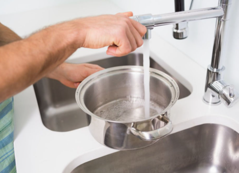 agua fervente no vaso